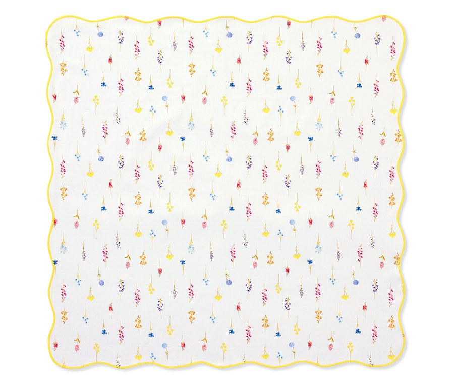 Quadratisches Tuch mit gelbem Rand und Blumenmuster.