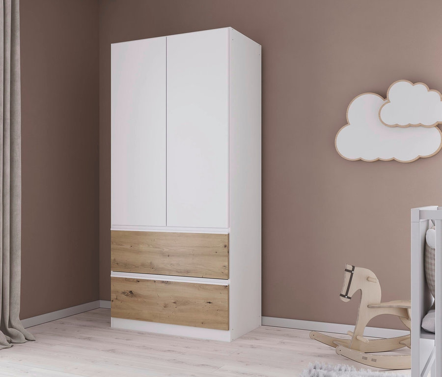 Kinderzimmer mit weißem Kinderbett, Holzschaukelpferd und weißem Rauch Joel Kleiderschrank mit 2 Türen und 2 Schubladen, weiß/Eiche Artisan.