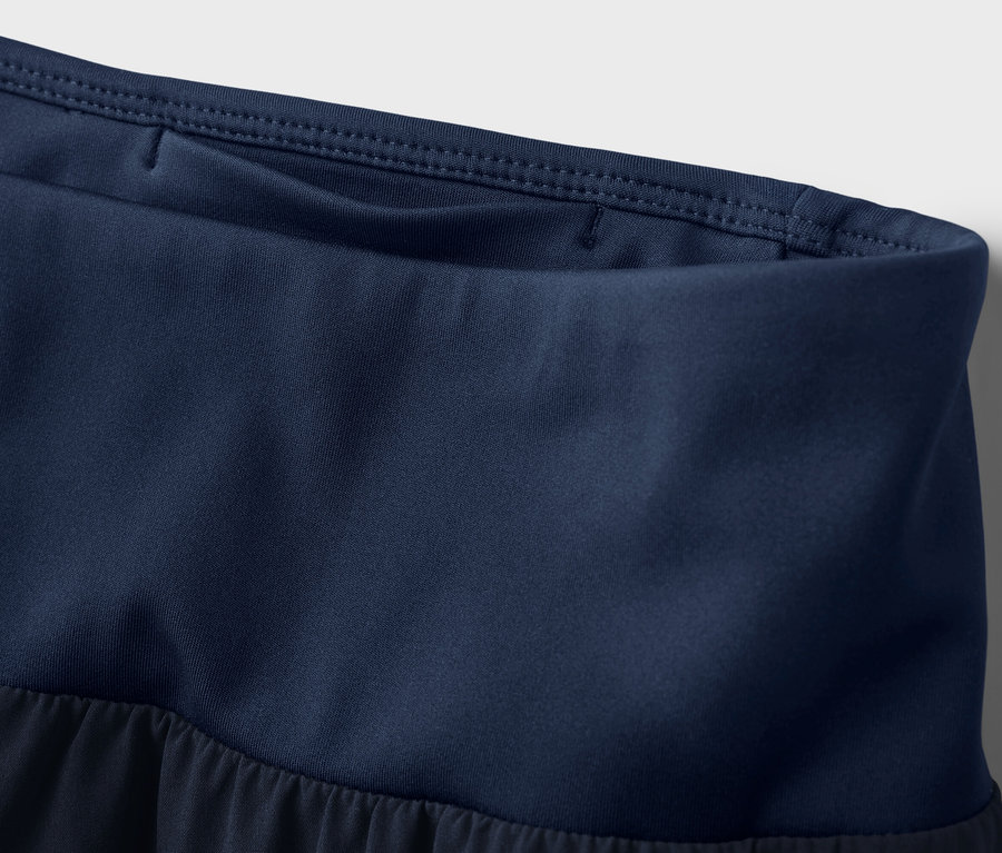 Detailaufnahme einer marineblauen 2-in-1-Laufshorts.