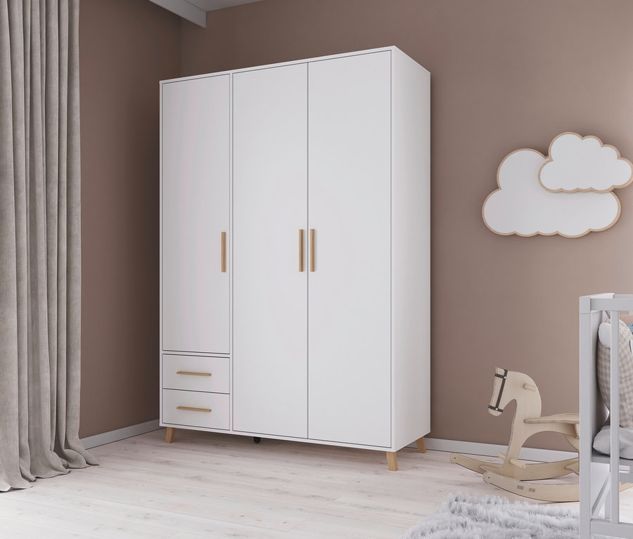 Weißer Drehtürenschrank »Shinjo« mit 3 Türen und 2 Schubladen steht neben einem Kinderbett und einem Schaukelpferd.
