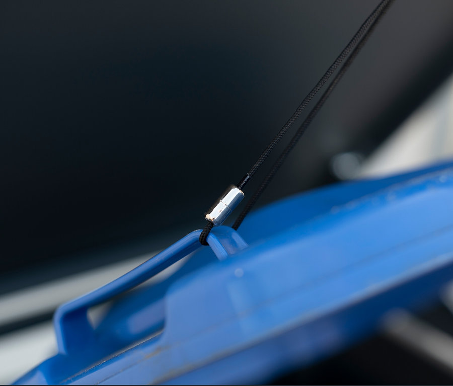 Detailansicht eines blauen Mülltonnendeckels.