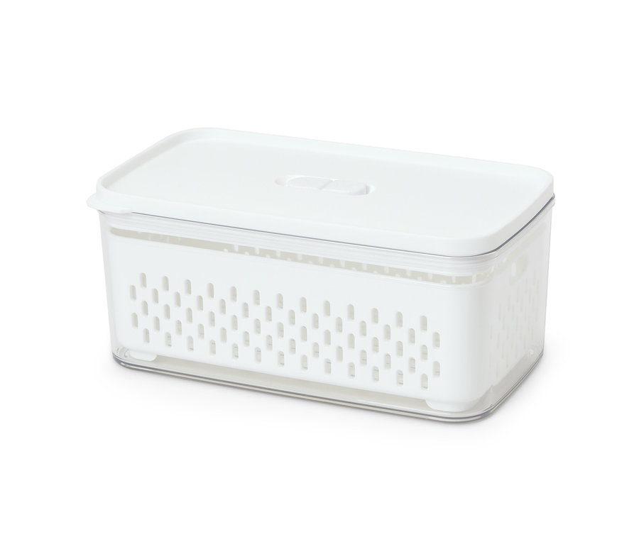 Weiße Frischhaltedose mit Siebeinsatz.