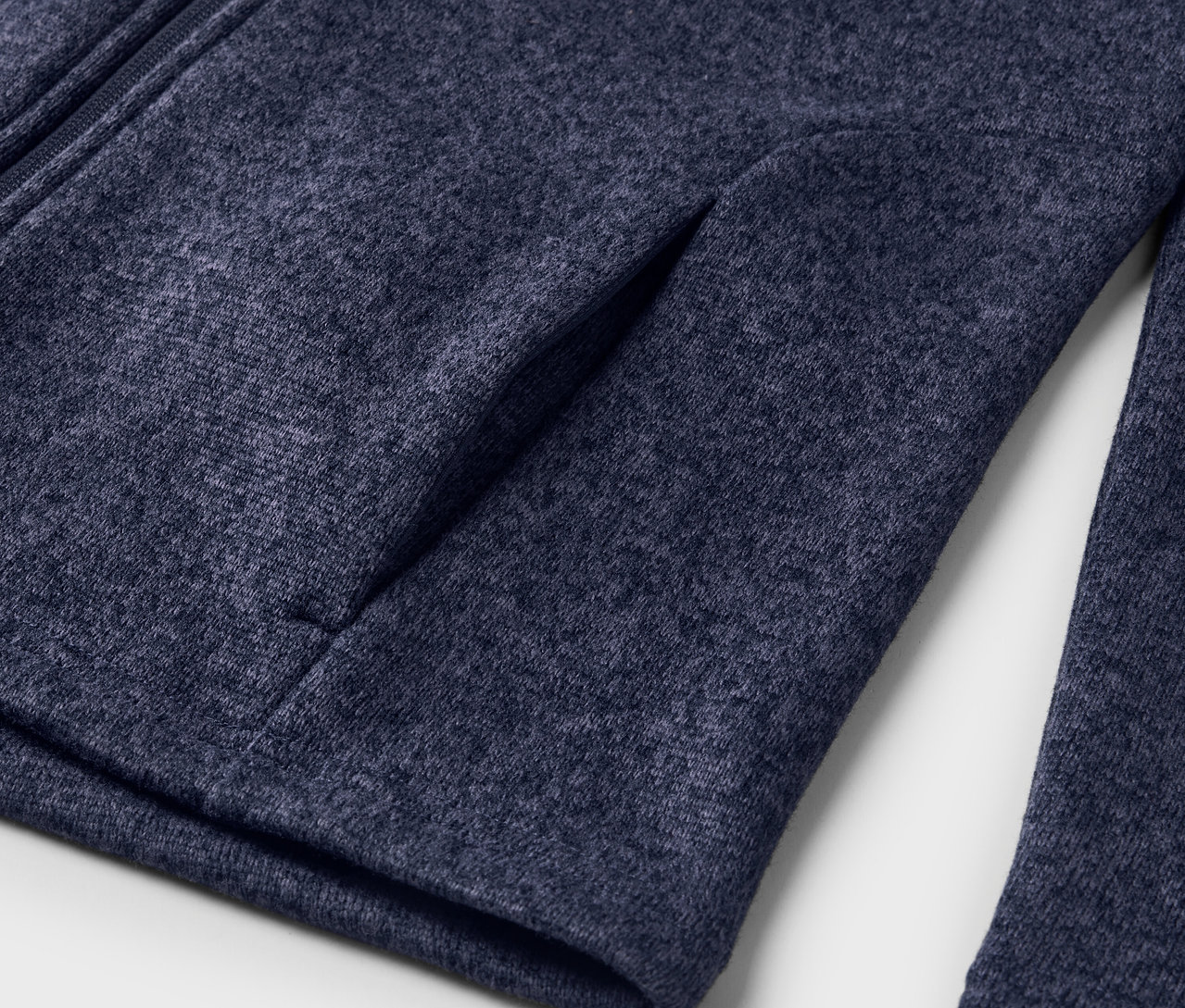 Detailansicht einer Da.Strickfleece-Jacke, dunkelblau.