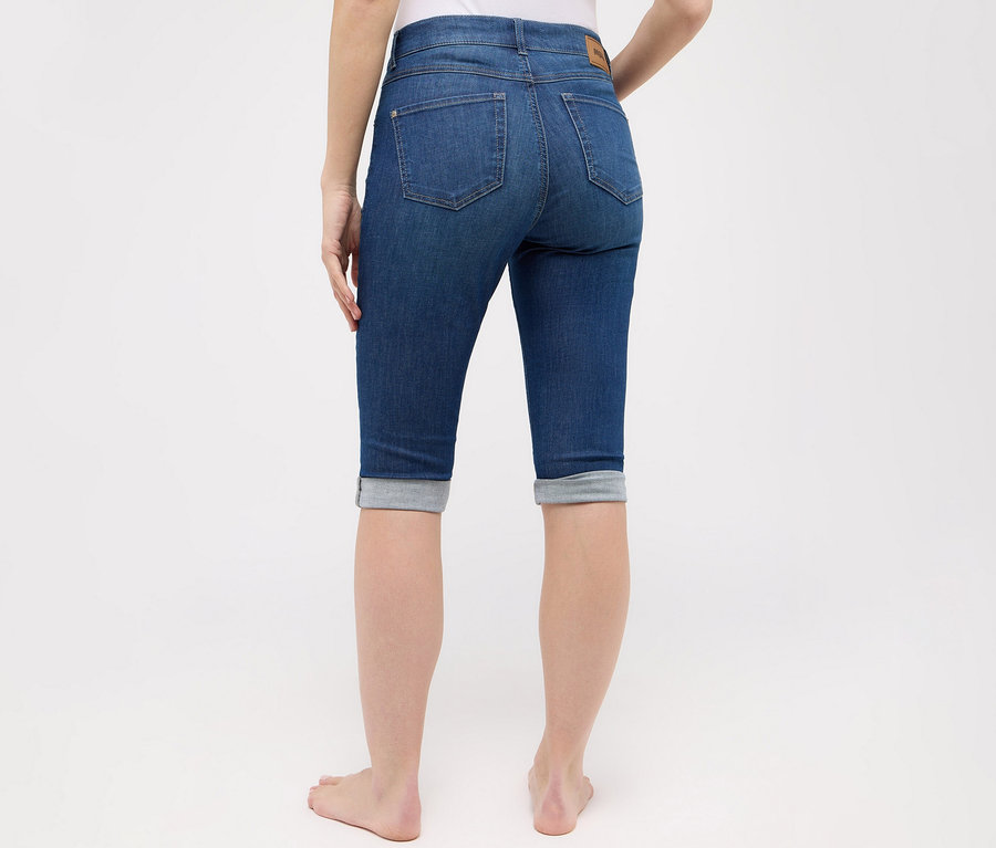 Frau von hinten, die Angels Jeans »Capri Turn-Up«, Slim Fit, in Mid Blue trägt.
