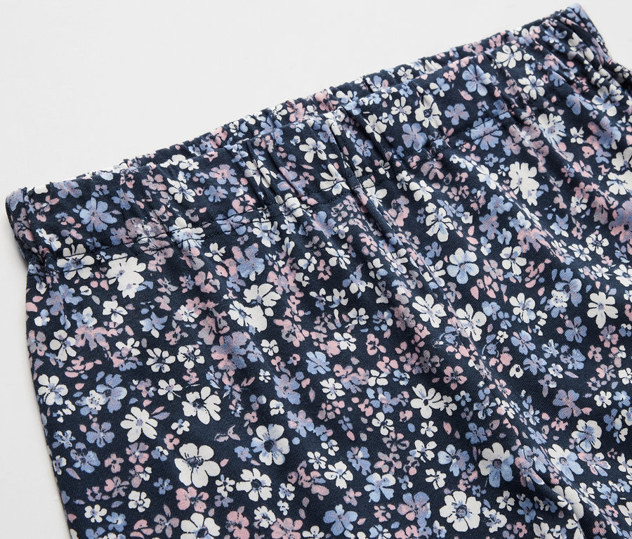 Detailaufnahme von 2 Kinder-Pyjamas mit Blumenmuster.