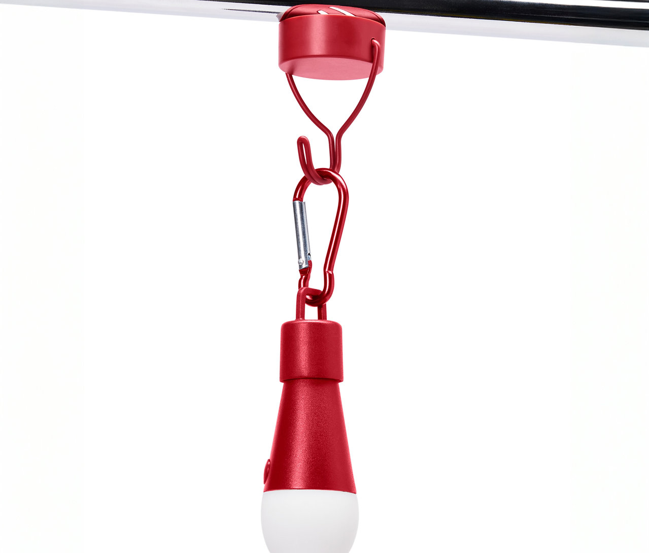 Eine rote LED-Laterne hängt an einer silbernen Stange.