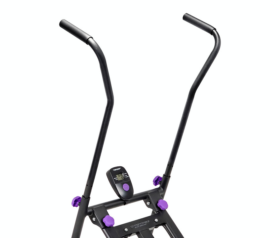 Nahaufnahme eines schwarzen Bauchtrainers mit Digitalanzeige und lila Akzenten.