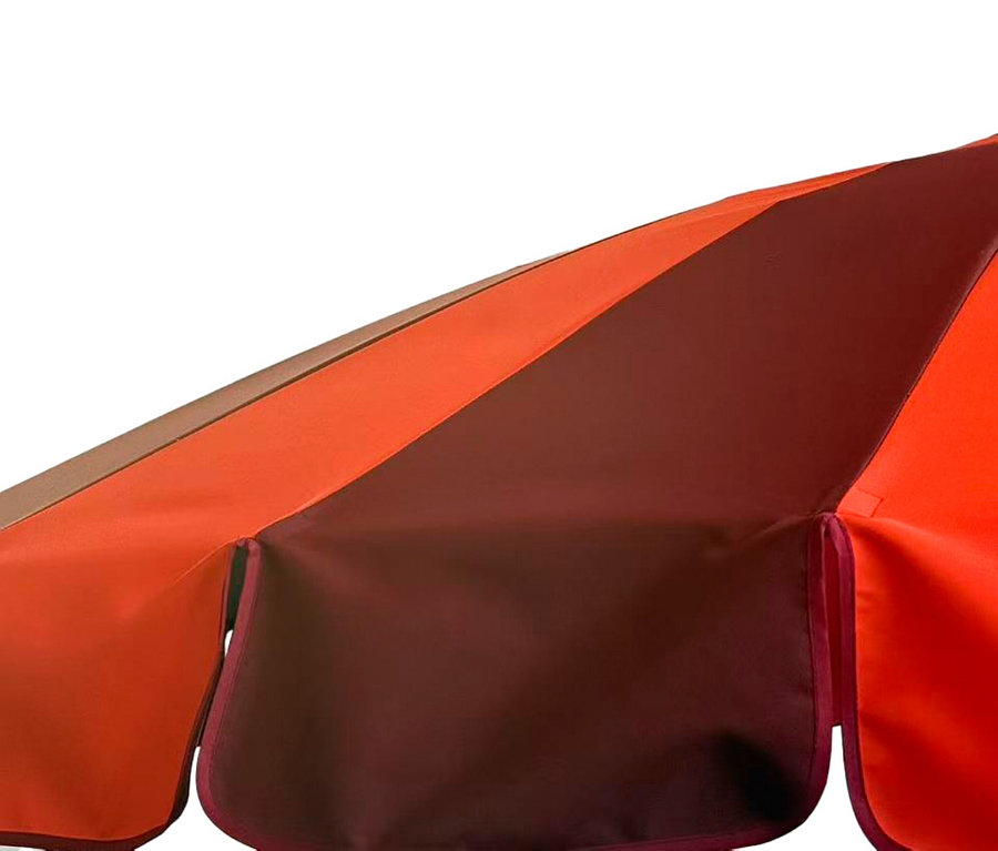 Nahaufnahme eines Leco Sonnenschirms, Ø 240 cm, mit braunen und orangefarbenen Stoffbahnen.