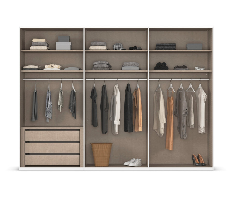 Offener Kleiderschrank mit Regalen, Schubladen und hängender Kleidung, darunter Schuhe und ein Korb.