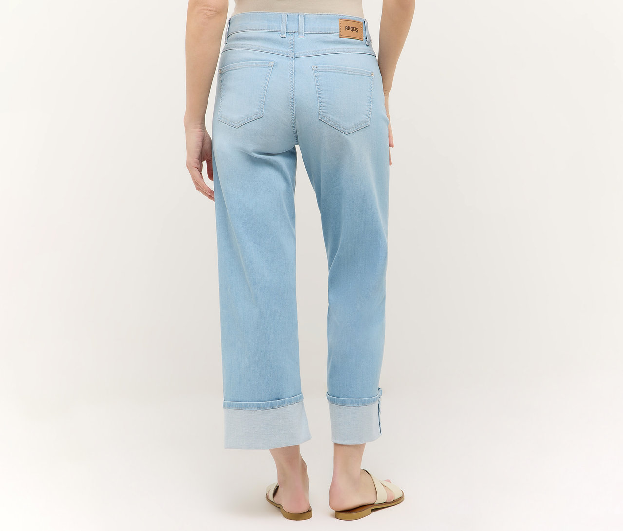 Rückansicht einer Frau in hellblauen Angels Denim »Laia Turn-Up« Wide Leg Jeans und Sandalen.