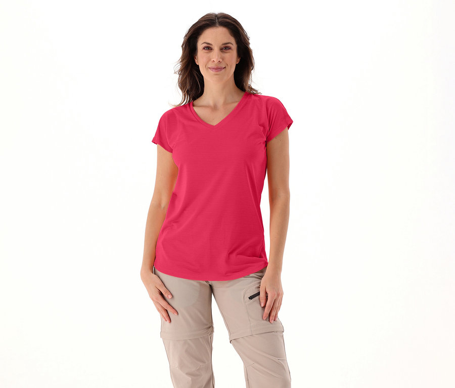 Frau trägt ein CMP Damen-Shirt mit V-Ausschnitt in Pink und beigefarbene Hosen vor einem weißen Hintergrund.