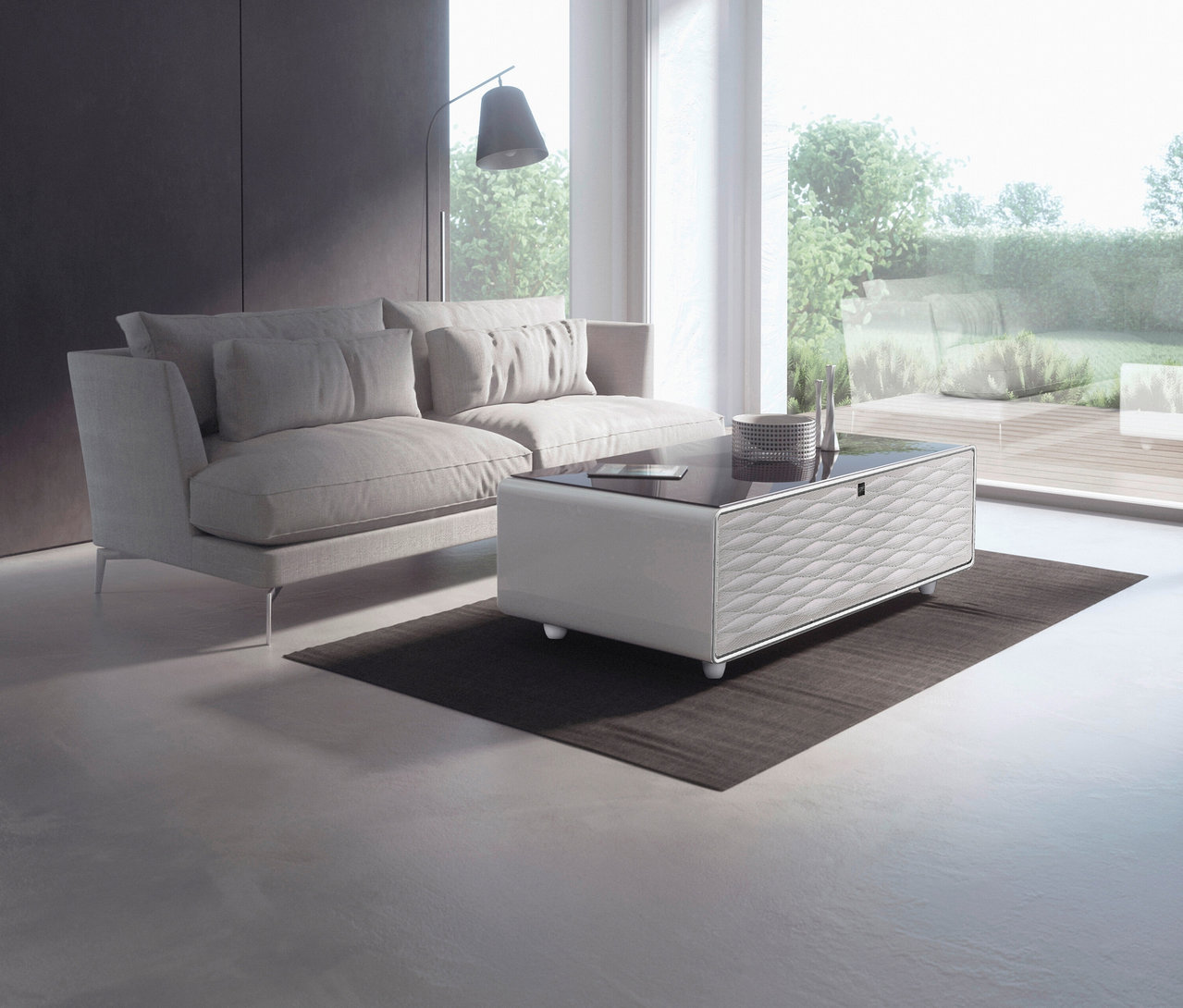 Wohnzimmer mit Sofa und weißem Caso Sound & Cool Tisch.