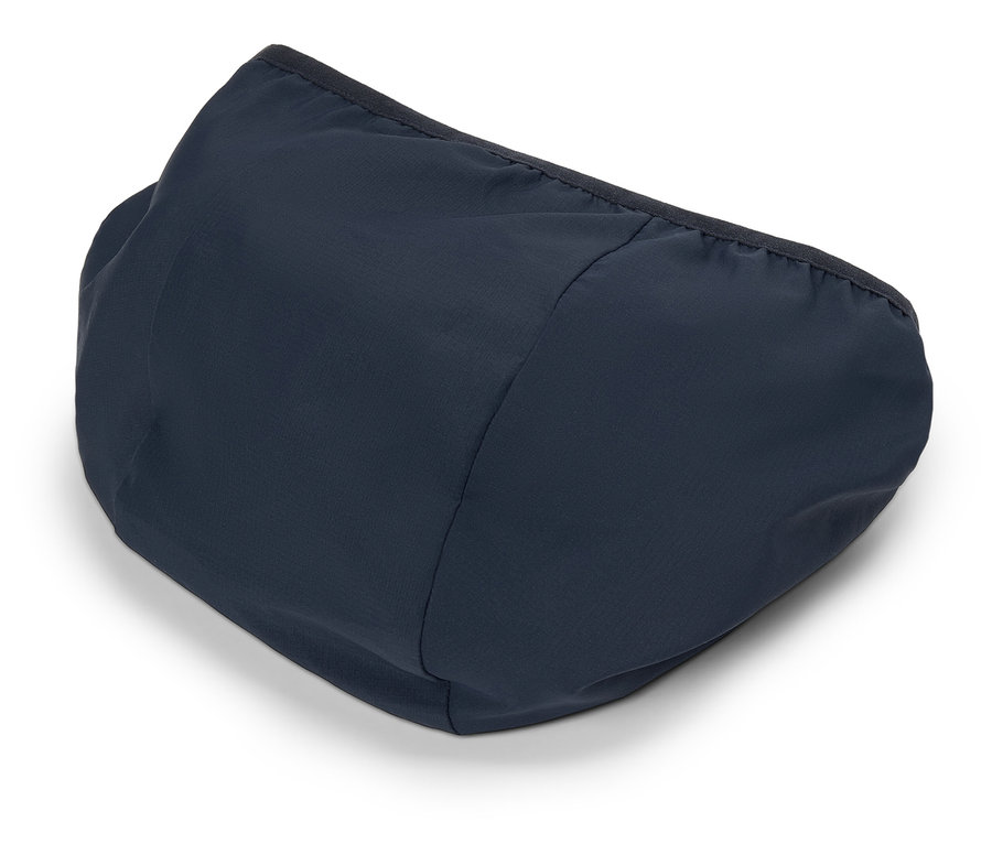 Nahaufnahme einer dunkelblauen Kapuze mit schwarzem Rand, die auf einer weißen Oberfläche liegt.