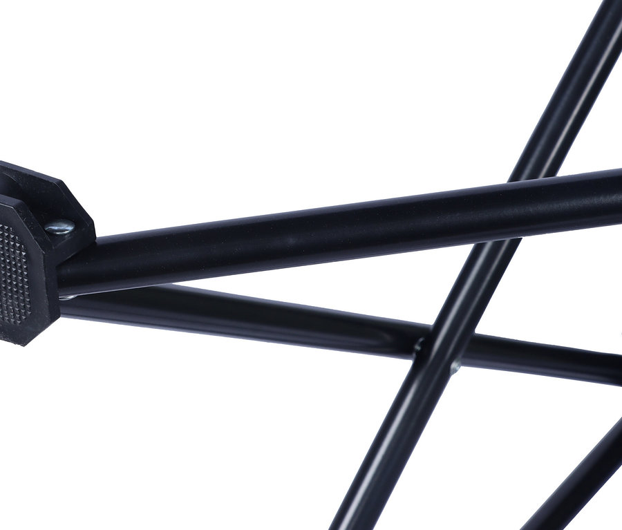 Nahaufnahme eines schwarzen Metallgestells mit einem achteckigen Gummifuß.