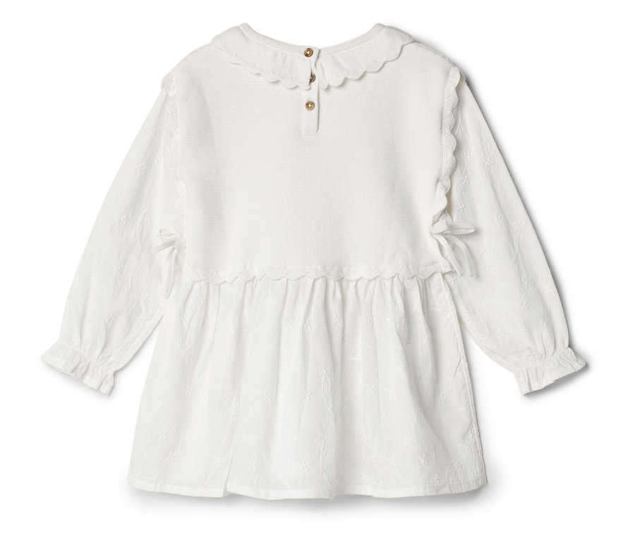 Weißes Kleid mit langen Ärmeln, Rüschen und Kragen, von hinten fotografiert.