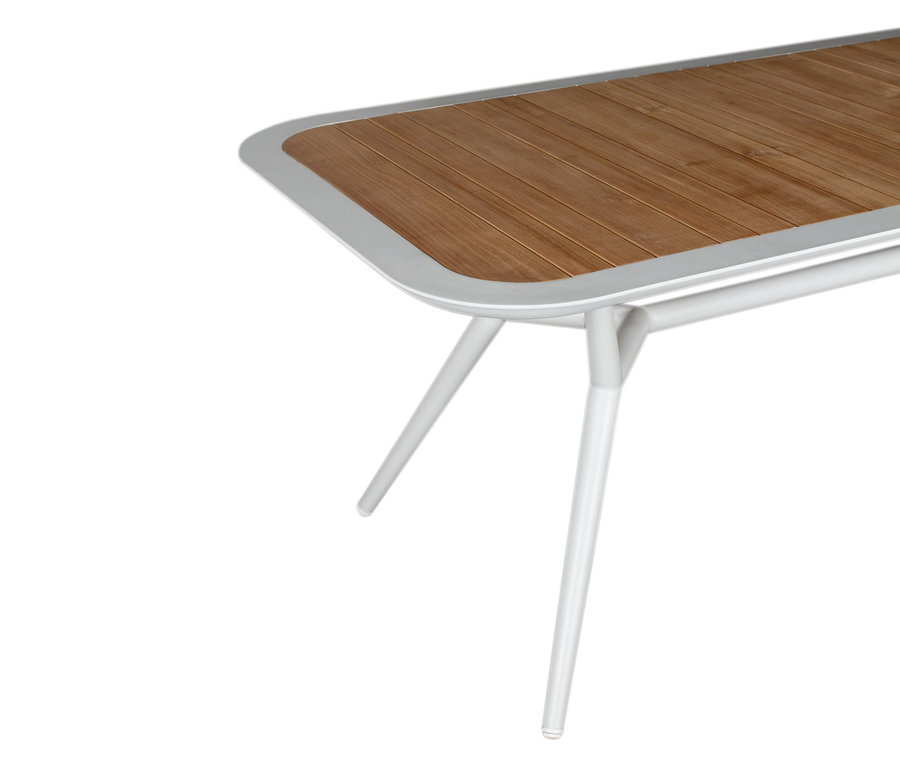 Detailansicht eines DeVries Tisch, 220 x 100cm, Teil eines DeVries Dining-Sets, mit Holzplatte und weißen Beinen.
