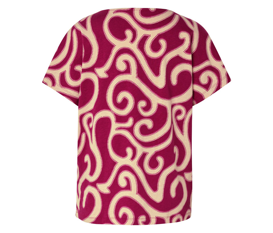 Rückansicht eines T-Shirts mit einem Muster aus beigen Schnörkeln auf weinrotem Grund.