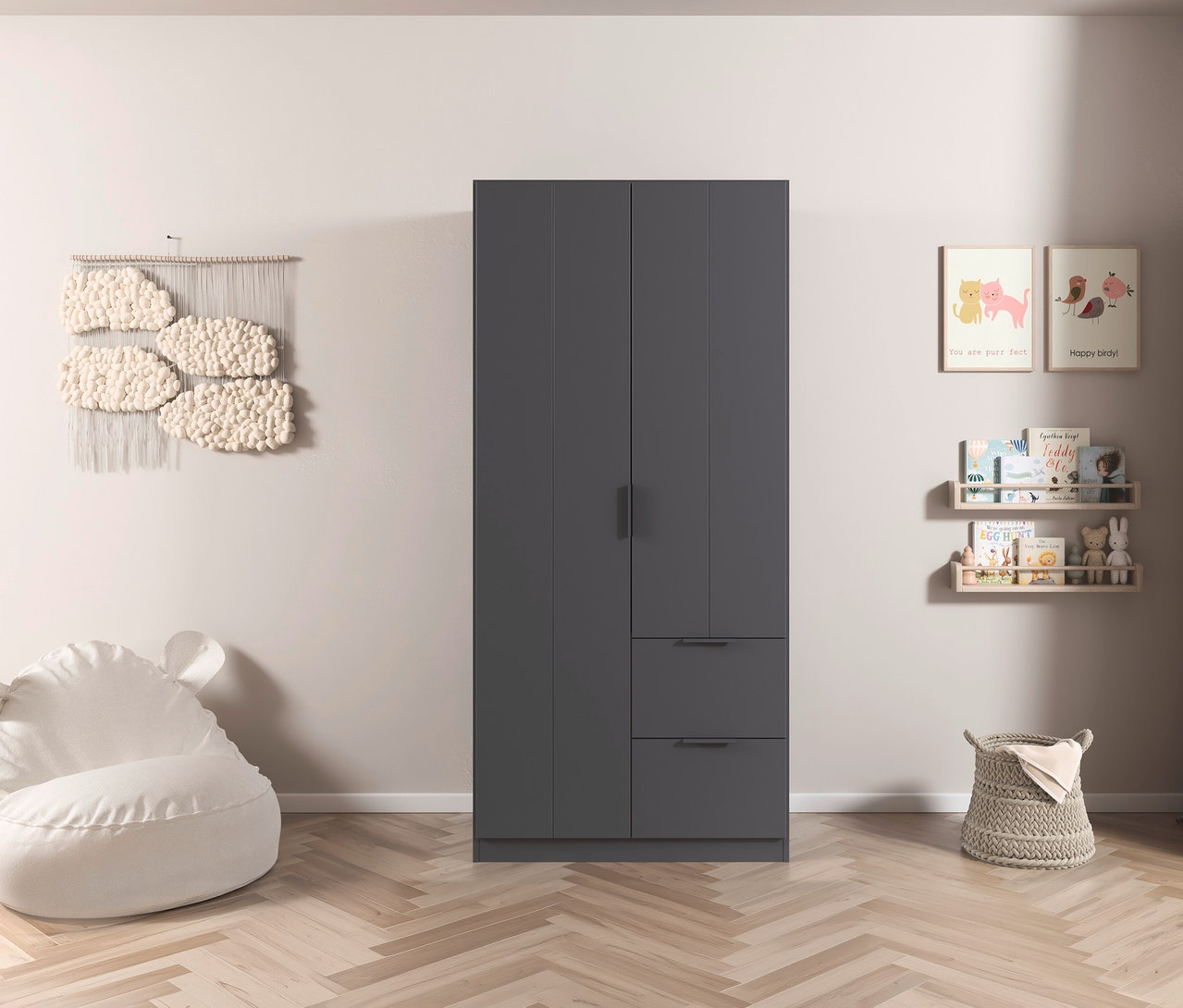 Grauer Kleiderschrank steht in einem Kinderzimmer mit Wanddeko, Regalen mit Büchern und Spielzeug und einem Bohnensitzsack.