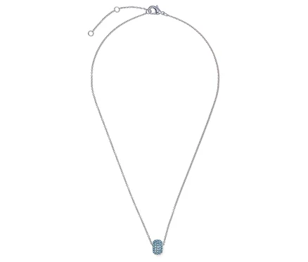 Nahaufnahme einer silberfarbenen Halskette mit einem kleinen, ovalen Anhänger mit blauen Akzenten.