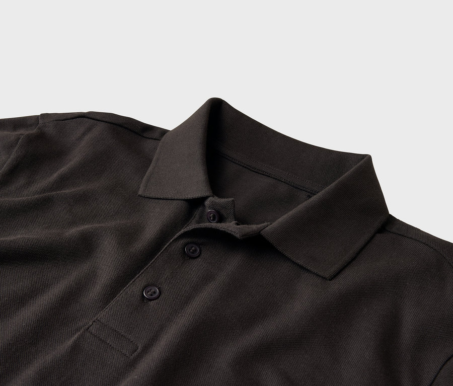 Nahaufnahme eines dunkelbraunen Poloshirts mit Kragen und zwei Knöpfen.