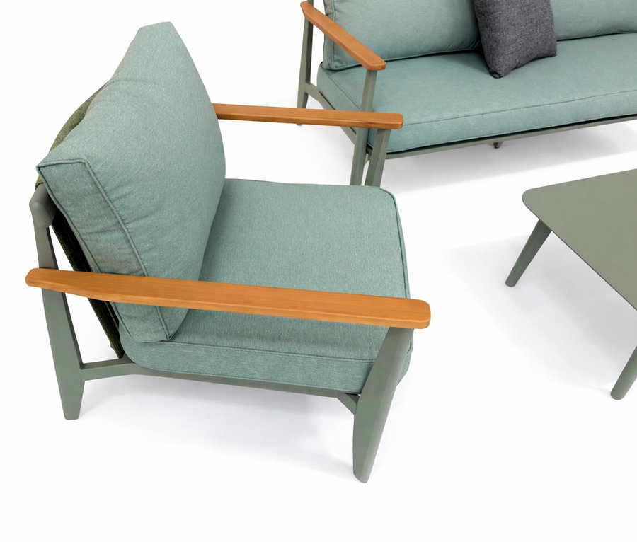 Nahaufnahme des Leco Lounge-Sets inkl. Tisch mit mintfarbenen Polstern und Holzarmlehnen auf weißem Grund.