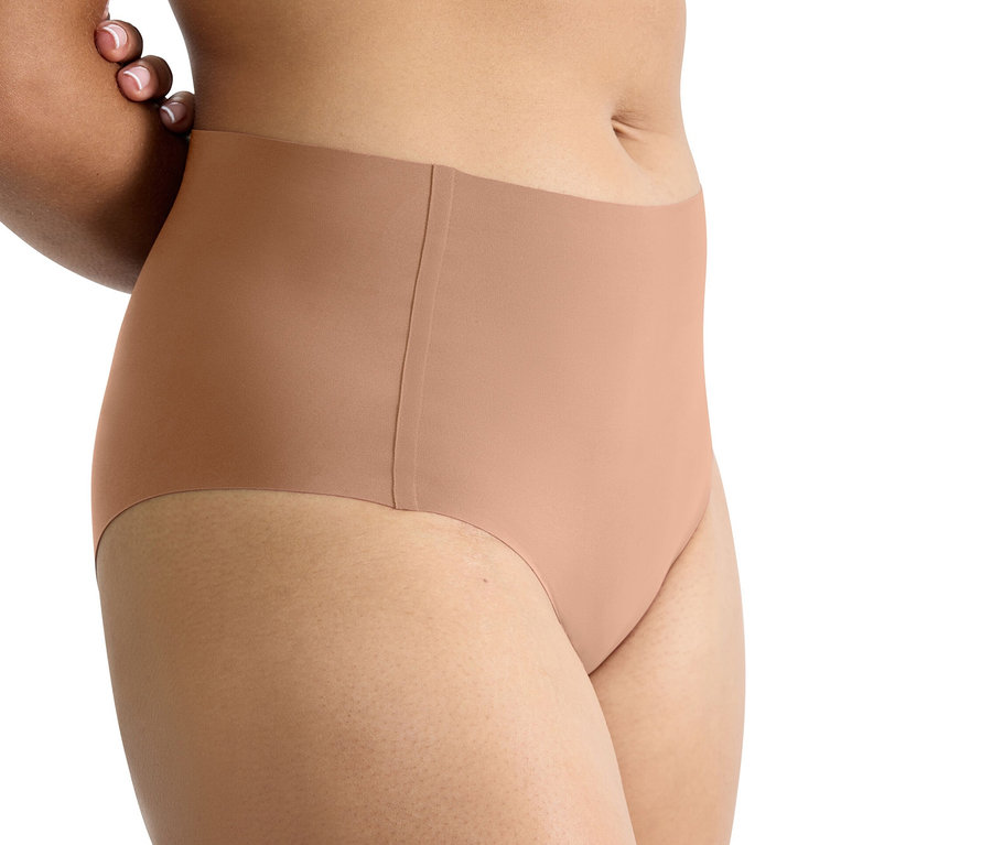 Eine Person trägt sloggi ZERO Feel 2.0 High Waist Höschen in Nostalgic Brown.