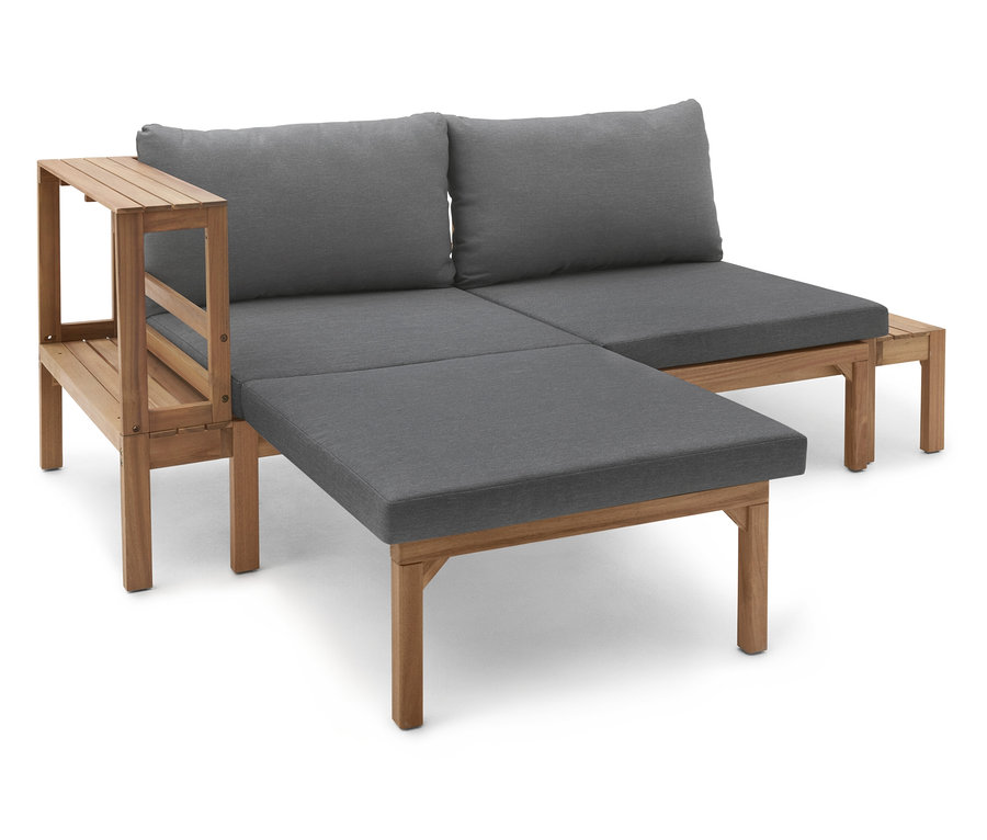Graue Polster liegen auf einem modularen Loungesofa aus Holz mit Beistelltisch.