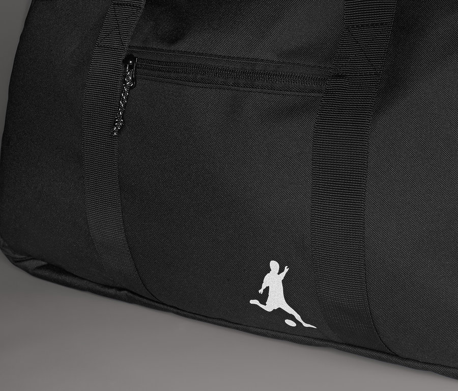 Detailansicht einer schwarzen Sporttasche mit weißem Logo eines springenden Mannes.