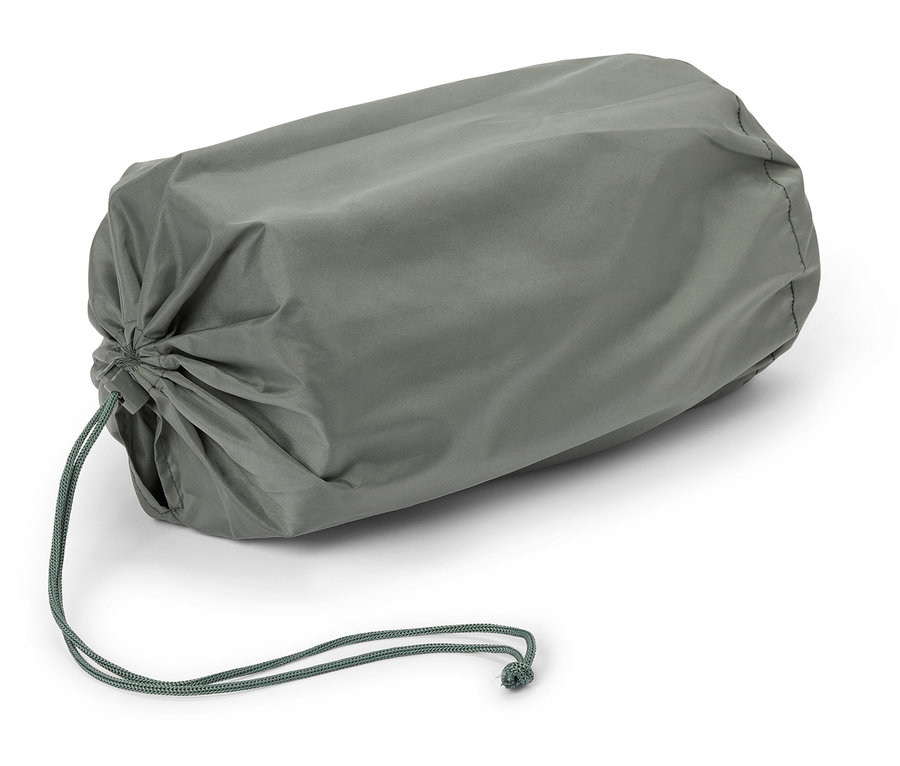 Ein olivgrüner Packsack liegt auf einer weißen Oberfläche.