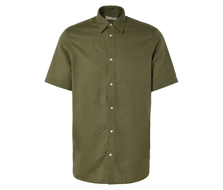 Ein khaki-farbenes, kurzärmeliges Hemd mit Knöpfen.