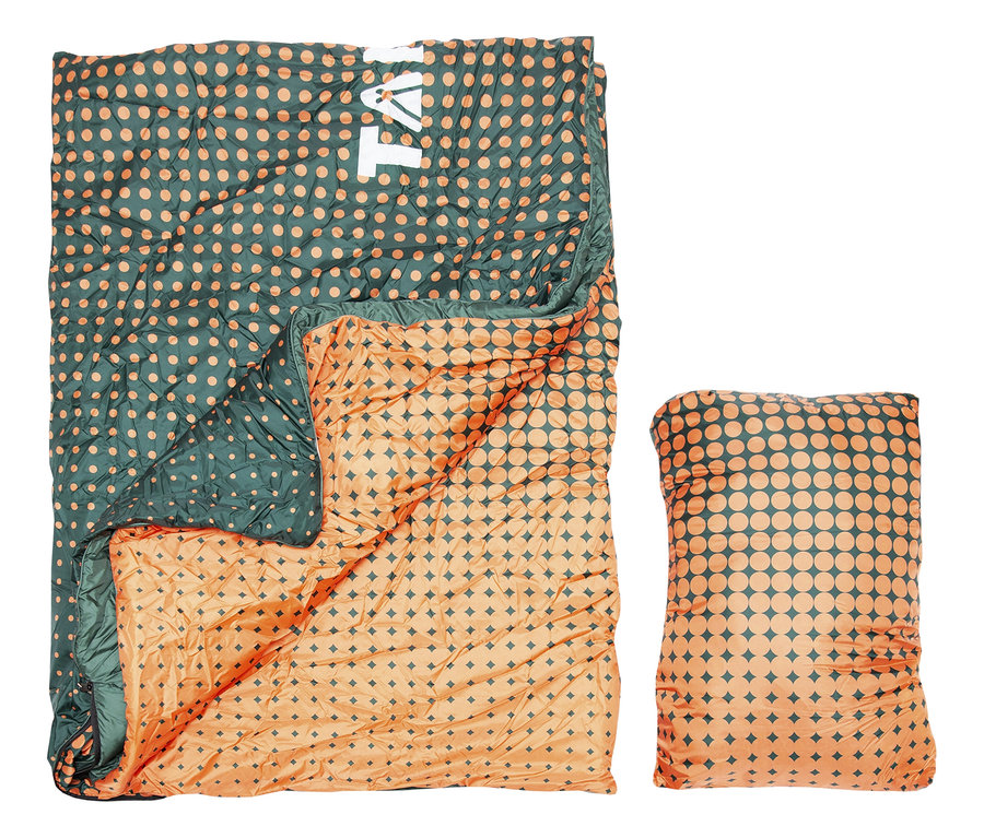 Geöffneter Tambu Campingdecke »KAMBALA« mit Punktmuster neben verpackter Decke.