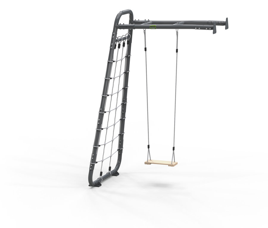Graues Klettergerüst mit Netz und Schaukel vor weißem Hintergrund.