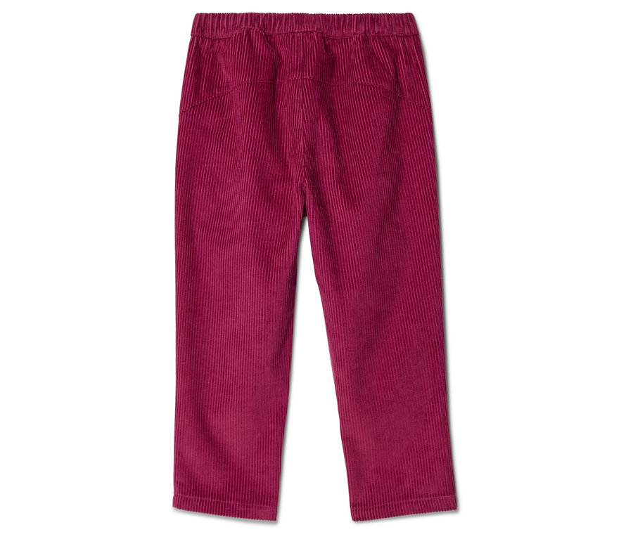 Eine weinrote Cordhose mit Gummizugbund liegt auf einem weißen Hintergrund.