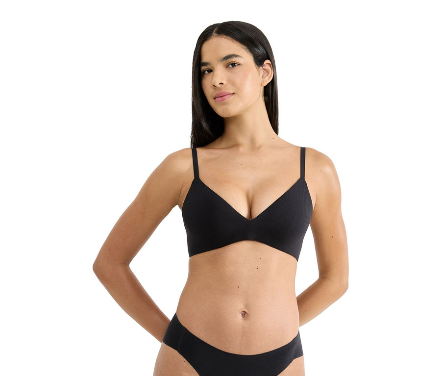 Frau trägt einen schwarzen BH und Unterwäsche.