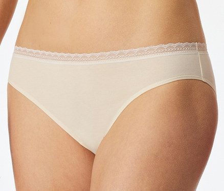 Eine Person trägt einen beigefarbenen SCHIESSER Rio-Slip mit zarter weißer Spitzenborte am Bund.
