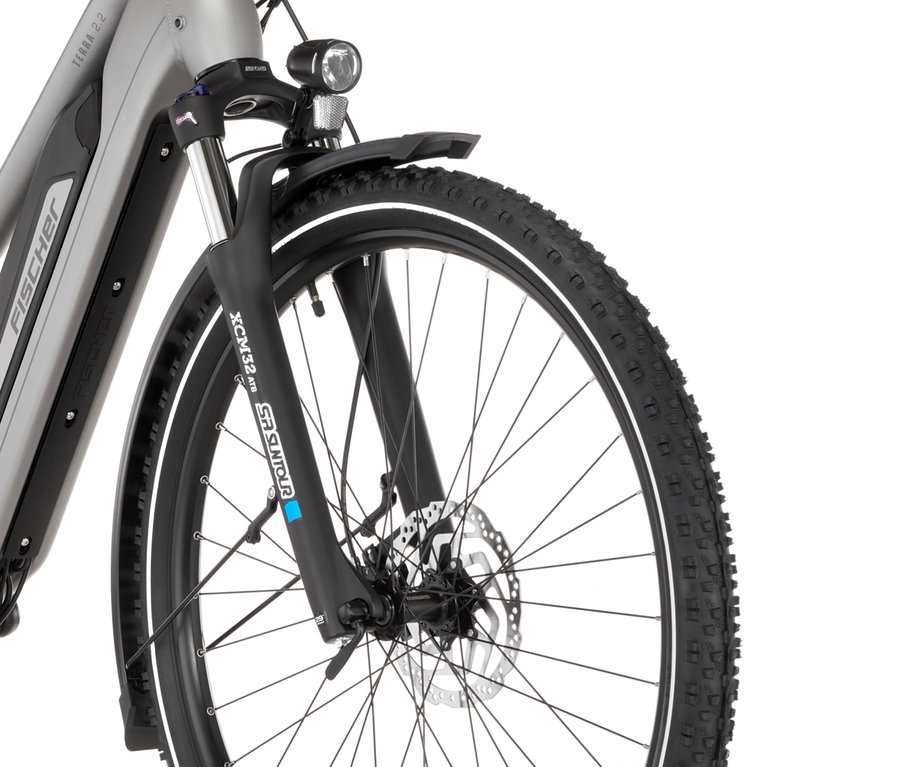 Nahaufnahme vom Vorderrad eines FISCHER Trekking-E-Bikes TERRA 2.2 ACTIVE mit Trapezrahmen.