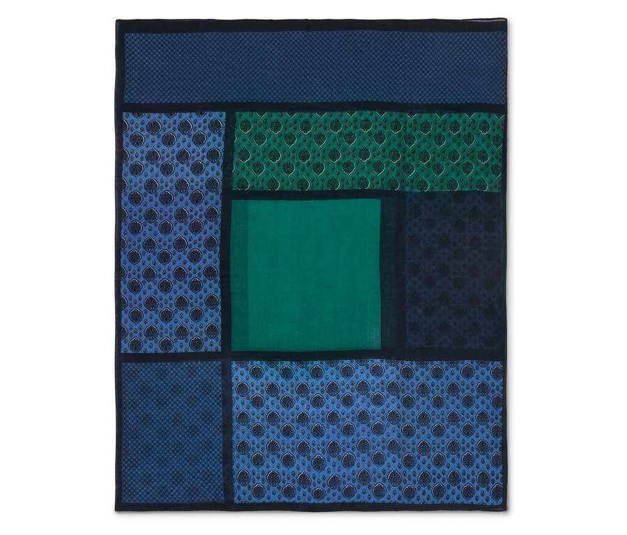 Quadratisches Tuch mit blauem, dunkelblauem und grünem Patchwork-Muster.