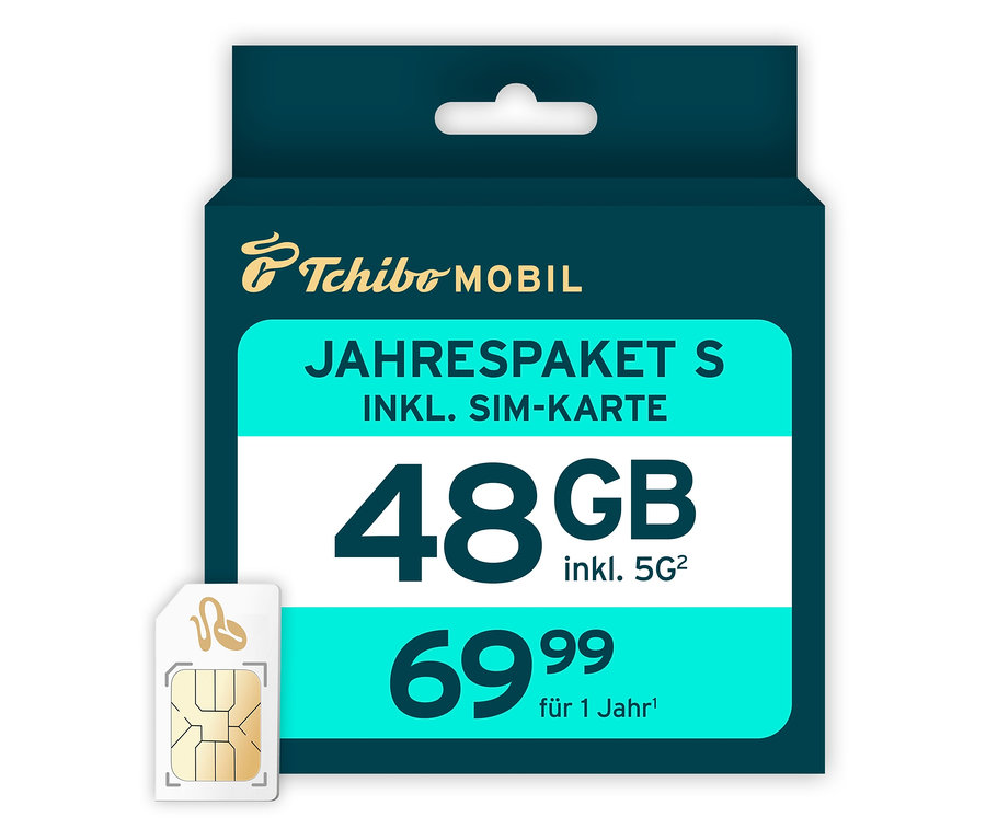 Tchibo Mobil Jahrespaket S mit SIM-Karte und 48 GB Datenvolumen in einer blaugrünen Verpackung, daneben eine SIM-Karte.