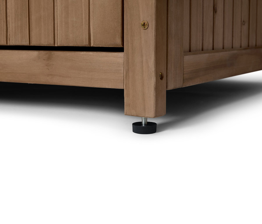 Nahaufnahme einer Ecke eines Holzschranks mit verstellbarem, schwarzem Fuß.