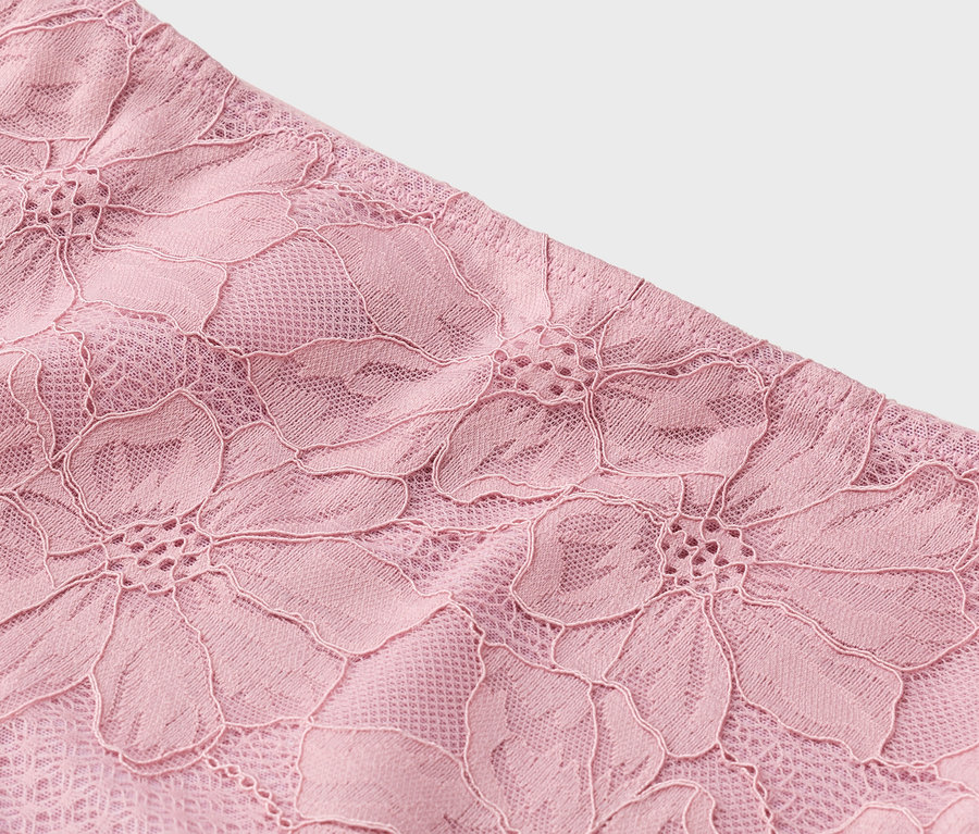 Nahaufnahme von rosafarbener Spitze mit Blumenmuster.
