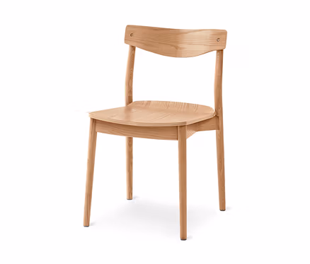 Heller Holzstuhl mit gebogener Rückenlehne und Sitzfläche sowie schlanken Beinen.