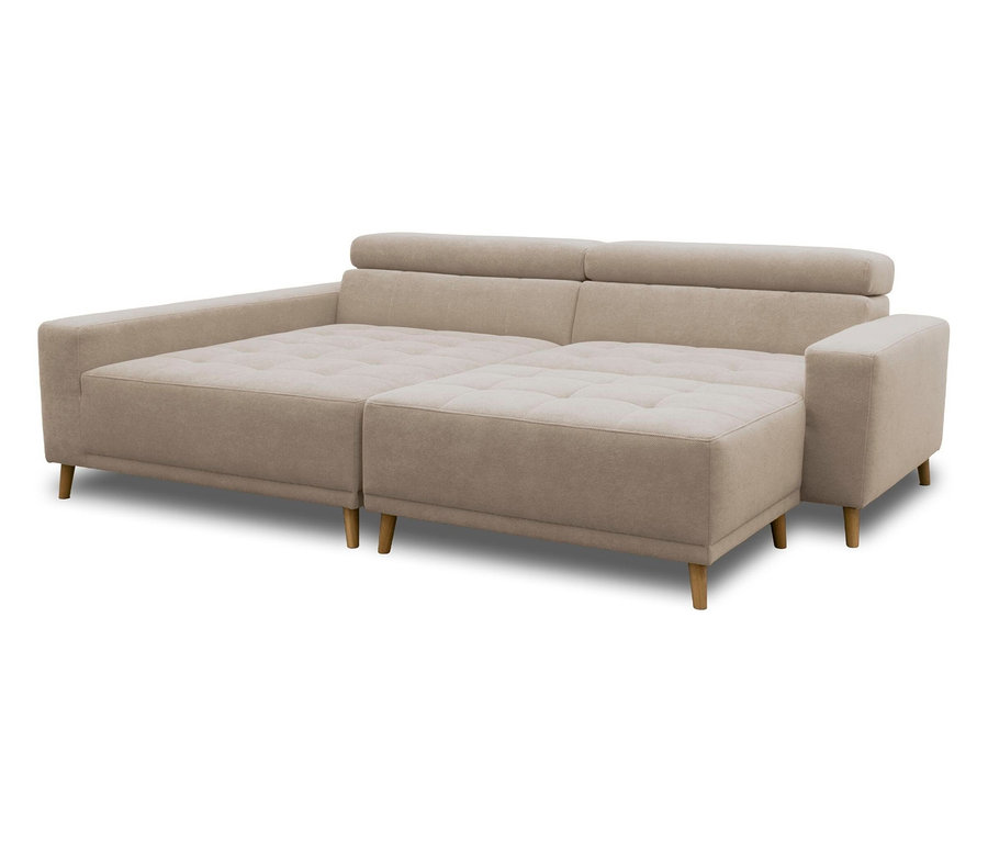 Ein hellbeiges Modulsofa mit getufteten Sitzen und Holzbeinen. Das Sofa hat einen langen, chaiselongueartigen Abschnitt links und eine kürzere Armlehne rechts. Die Rückenlehnen sind verstellbar oder haben ein gerolltes Oberteil.