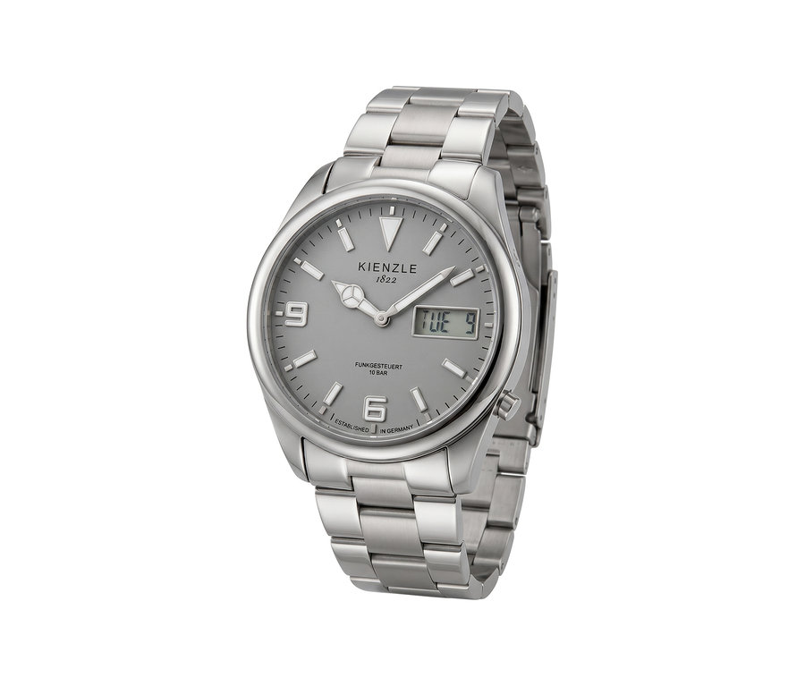 Silberfarbene Kienzle Funkmeister Uhr mit grauem Zifferblatt, Metallarmband und digitaler Datumsanzeige.
