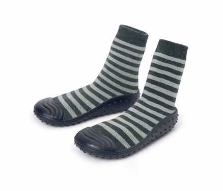 Zwei gestreifte, graue Stoppersocken für Kinder mit dunkelblauen Sohlen.