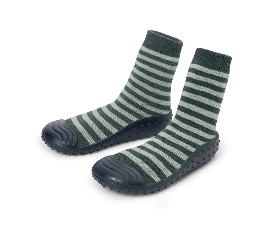 Zwei gestreifte, graue Stoppersocken für Kinder mit dunkelblauen Sohlen.