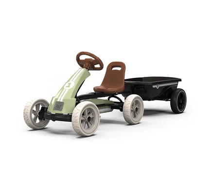 Hellgrünes Pedal-Gokart mit braunem Sitz und Lenkrad, weißen Streifen und der Nummer 1, zieht einen schwarzen Anhänger mit schwarzen und weißen Rädern.