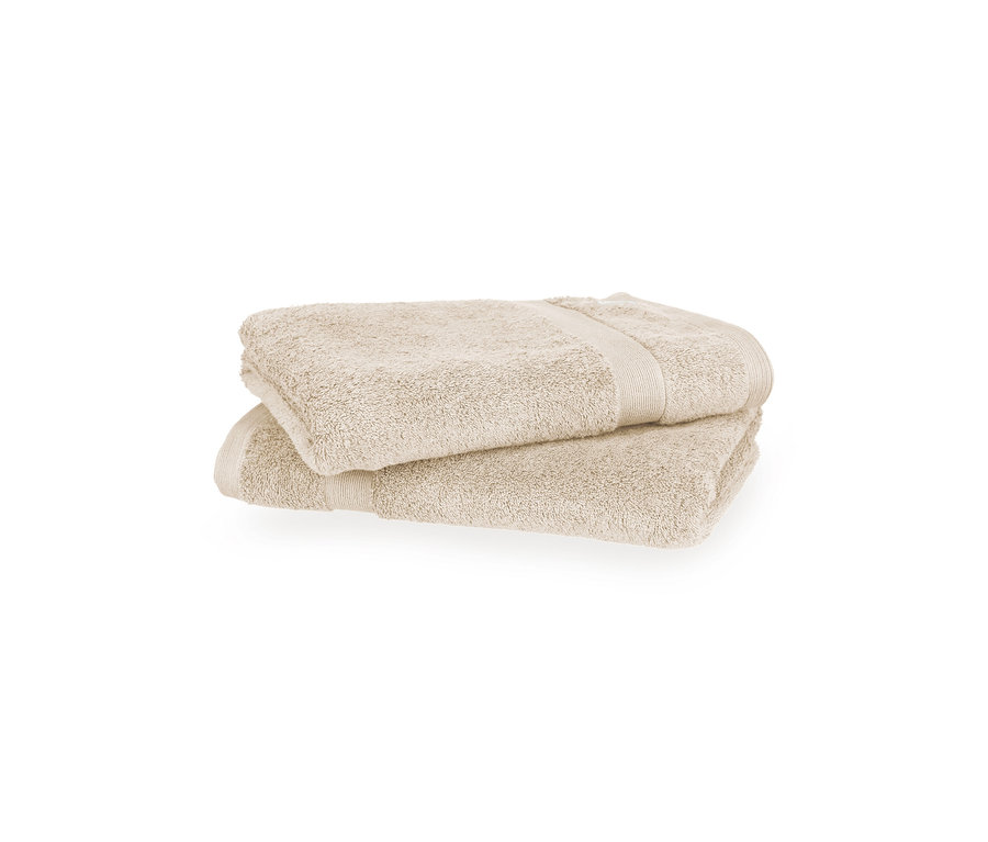 Zwei sandfarbene Badetücher der SCHÖNER WOHNEN-Kollektion "Cuddly" liegen gefaltet übereinander.