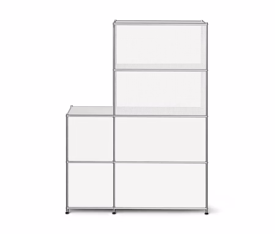Weißes modulares Aufbewahrungsmöbel mit Chromrahmen, bestehend aus geschlossenen und perforierten Paneelen in L-Form.