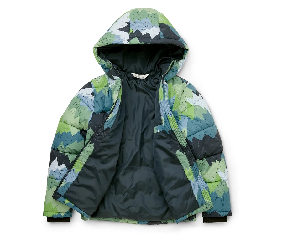 Grün-blau-schwarz gemusterte Steppjacke mit Kapuze, offen liegend, mit dunklem Innenfutter.