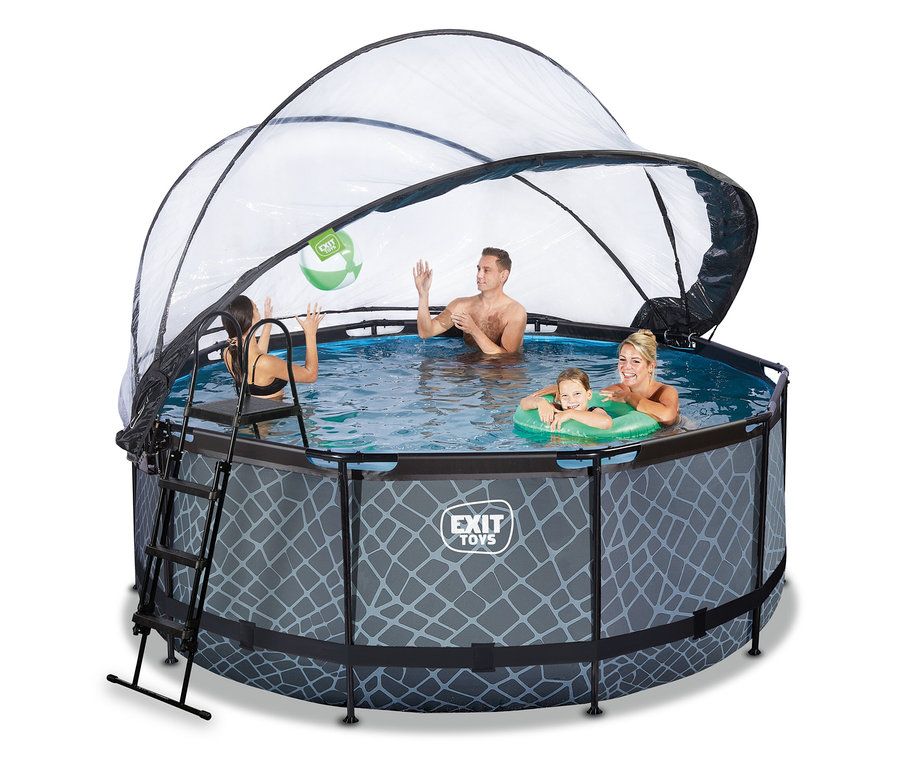 Eine vierköpfige Familie spielt in einem runden EXIT Pool-Set »STONE« (ca. 360 cm) mit transparenter Kuppelabdeckung. Ein Mann und ein Mädchen spielen mit einem Ball, während eine Frau ein Kind in einem Schwimmring hält. Eine Leiter ist am Pool befestigt.